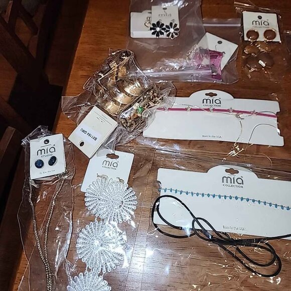 Lot of 36 piece fashion cheap jewelry lot - Picture 2 of 4